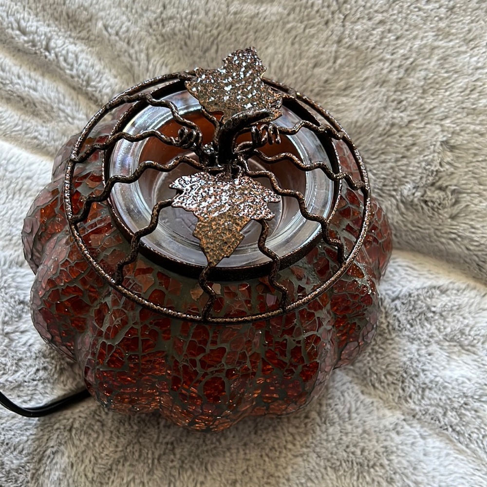 Scentsy Mosaic Pumpkin- EUC beautiful piece for the holiday! GWP